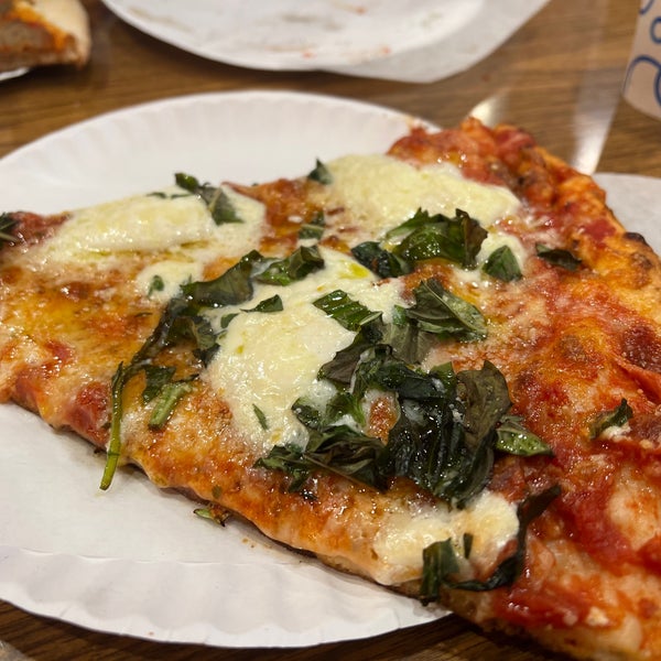 Foto tirada no(a) New York Pizza Suprema por Amy A. em 9/24/2023