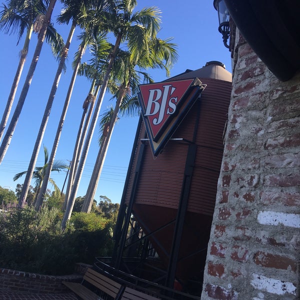 Photo taken at BJ&#39;s Restaurant &amp; Brewhouse by Nia M. on 10/24/2017