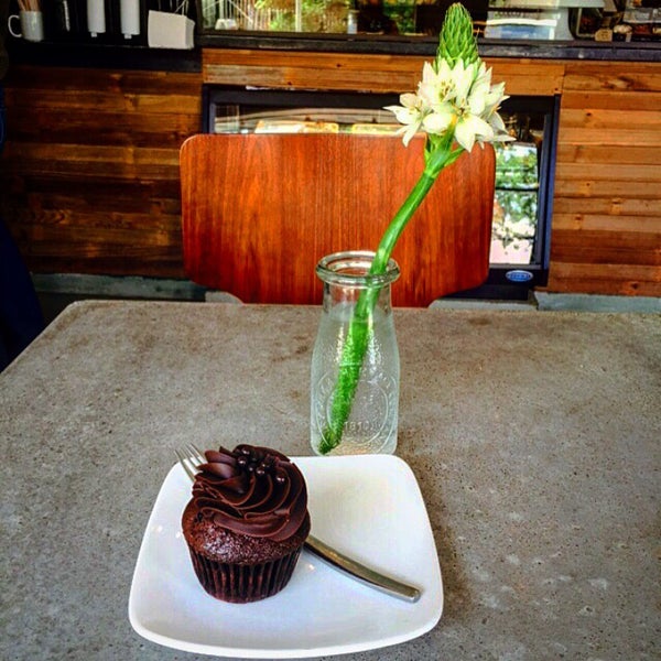 8/15/2015에 Harsha N.님이 Red Dessert Dive &amp; Coffee Shop에서 찍은 사진