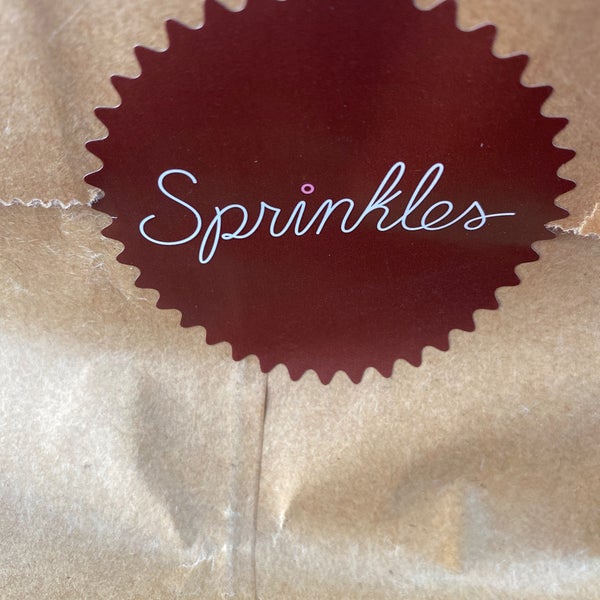 Photo taken at Sprinkles Cupcakes by Amy Kate S. on 2/4/2020