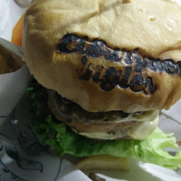 Las Hamburguesas muy ricas...  Pide la tuya con doble carne, para  extra placer...  😍😍😍