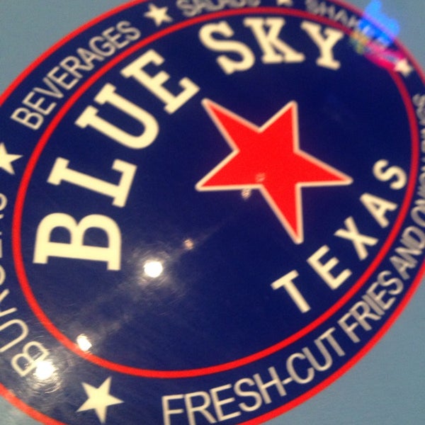 รูปภาพถ่ายที่ Blue Sky Texas โดย Bryan H. เมื่อ 9/10/2014