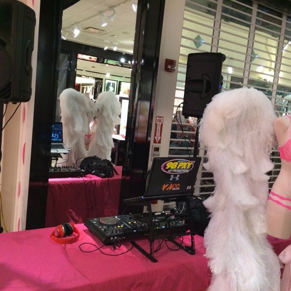 2/9/2014 tarihinde [RAPH]AEL™ziyaretçi tarafından The Mall at Greece Ridge Center'de çekilen fotoğraf