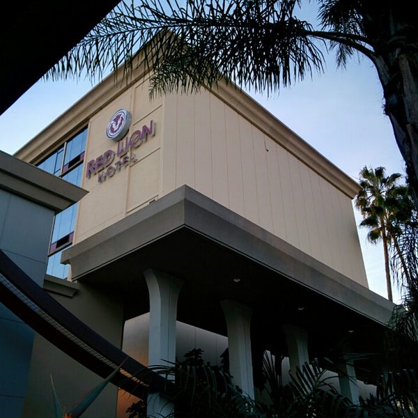 12/8/2013 tarihinde Chrisziyaretçi tarafından Red Lion Hotel Anaheim Resort'de çekilen fotoğraf