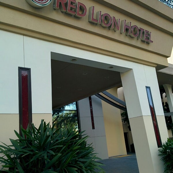 Photo taken at Red Lion Hotel Anaheim Resort by Chris on 12/1/2013