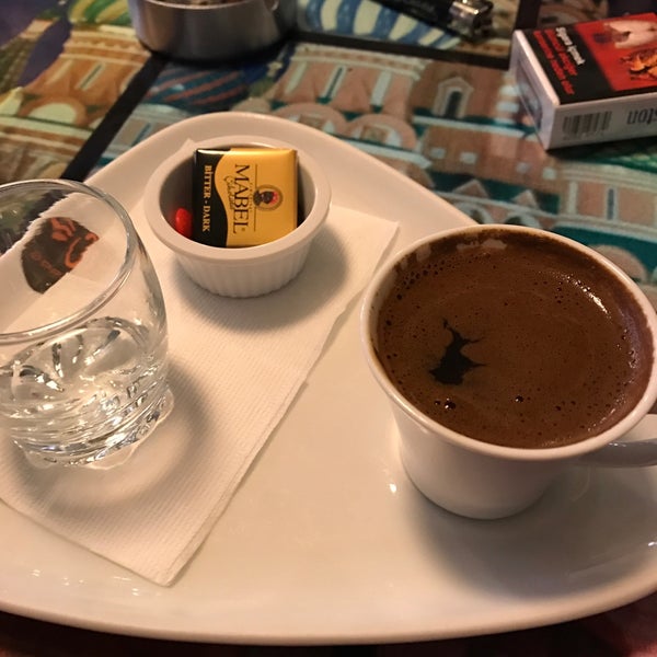 Das Foto wurde bei Cadde Cafe von Güllüşah G. am 3/14/2017 aufgenommen