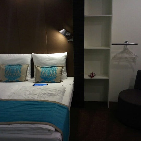 Foto diambil di Motel One Berlin-Bellevue oleh Krzysztof D. pada 10/23/2012