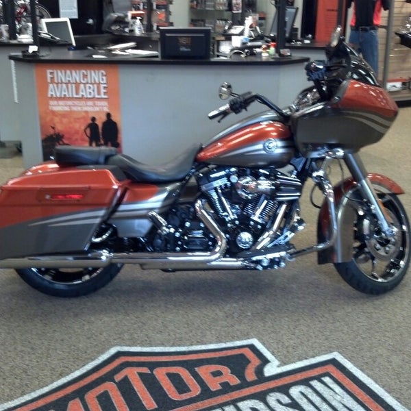 Foto diambil di Harley-Davidson of Ocala oleh David J. pada 4/4/2013