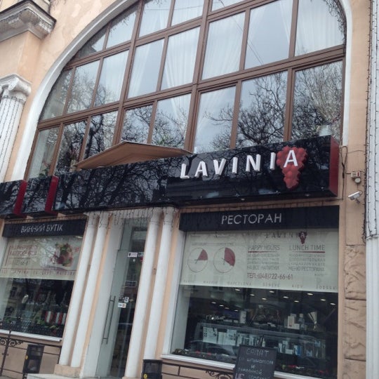 Foto tomada en LAVINIA Wine Shop &amp; Restaurant  por Катючча 🐾 el 4/7/2013