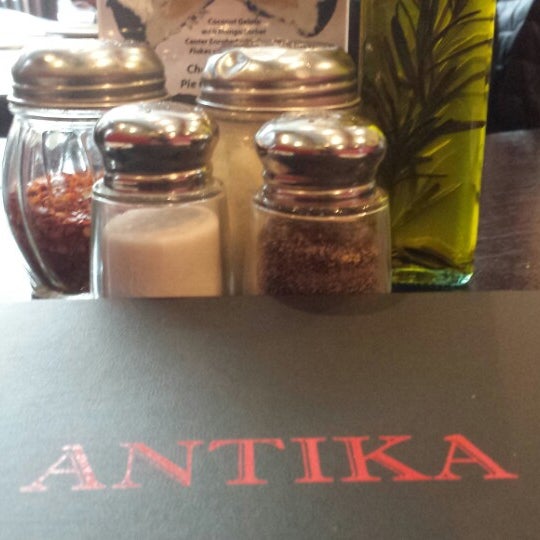 Das Foto wurde bei Antika Restaurant &amp; Pizzeria von LaTanya B. am 4/29/2014 aufgenommen