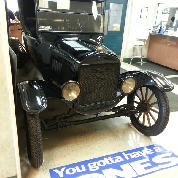 Jones Ford Car Dealership in North Charleston