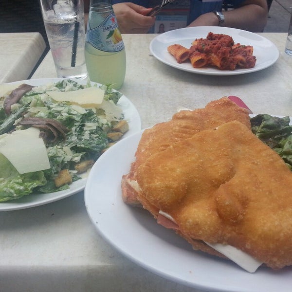 7/31/2013 tarihinde LaTanya B.ziyaretçi tarafından Antika Restaurant &amp; Pizzeria'de çekilen fotoğraf
