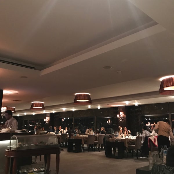 Foto diambil di Safir Restaurant oleh MURAT🇹🇷 MURAT pada 10/27/2018