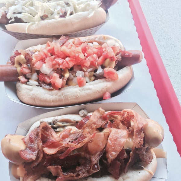 รูปภาพถ่ายที่ Pink&#39;s Hot Dogs โดย 도임 김. เมื่อ 10/6/2016