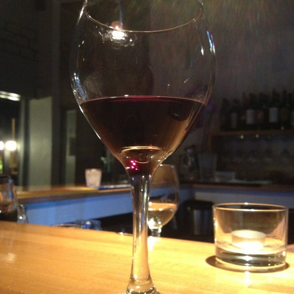 4/5/2013にJames L.がSara the Wine Barで撮った写真