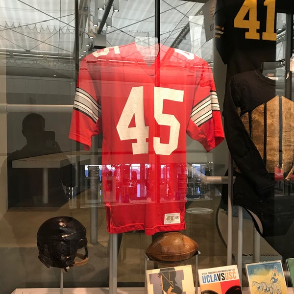รูปภาพถ่ายที่ College Football Hall of Fame โดย John M. เมื่อ 11/3/2019