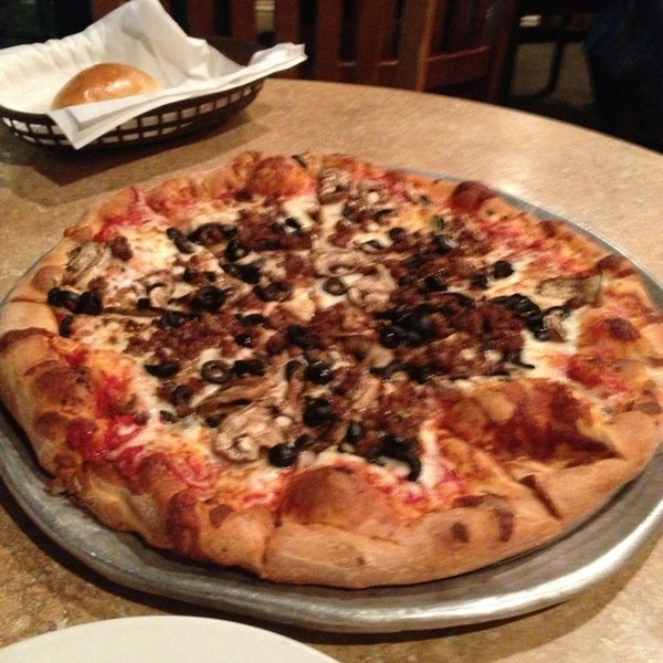 Foto tomada en Angelo&#39;s Pizza &amp; Pasta  por Coy D. el 1/1/2013