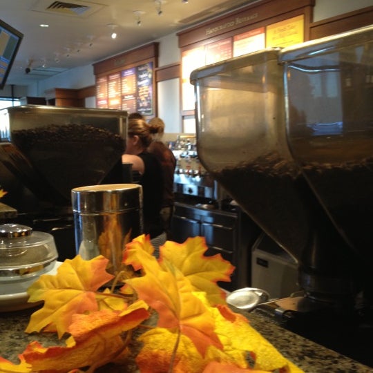 รูปภาพถ่ายที่ Peet&#39;s Coffee &amp; Tea โดย Joanne P. เมื่อ 10/27/2012