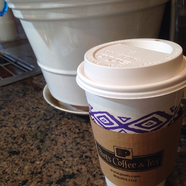 รูปภาพถ่ายที่ Peet&#39;s Coffee &amp; Tea โดย Joanne P. เมื่อ 10/20/2013