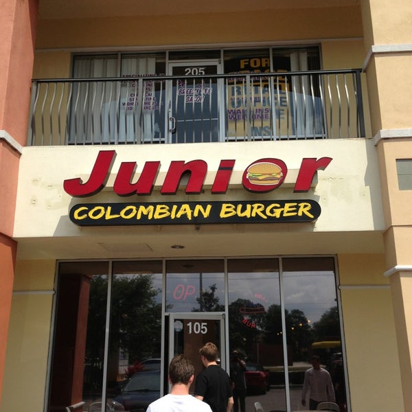 Foto scattata a Junior Colombian Burger - South Kirkman Road da Rodney B. il 4/13/2013