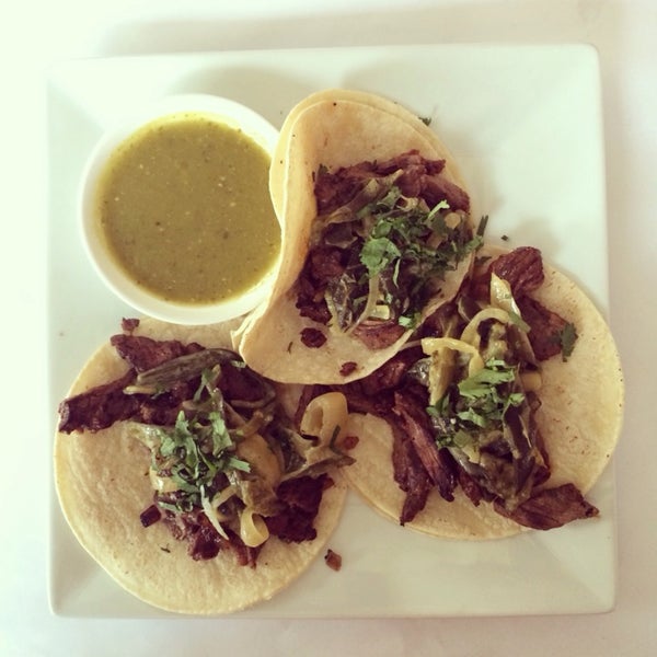 12/6/2013 tarihinde Rodney B.ziyaretçi tarafından Cielito Lindo Mexican Gastronomy'de çekilen fotoğraf