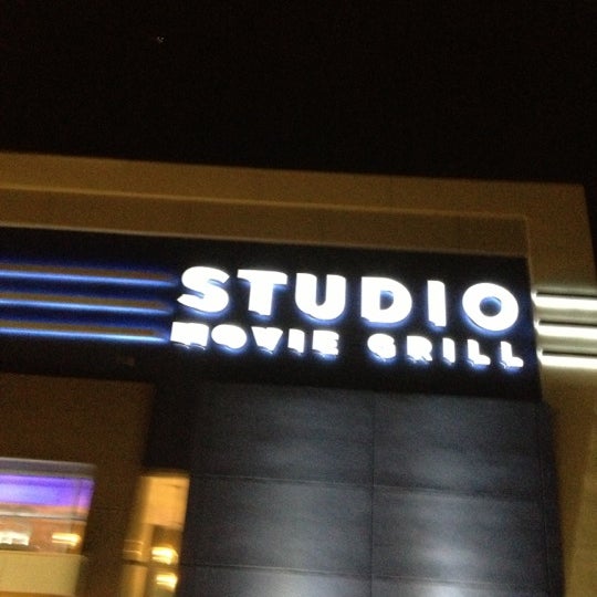 Foto tirada no(a) Studio Movie Grill Wheaton por JTTHATDUDE em 11/15/2012