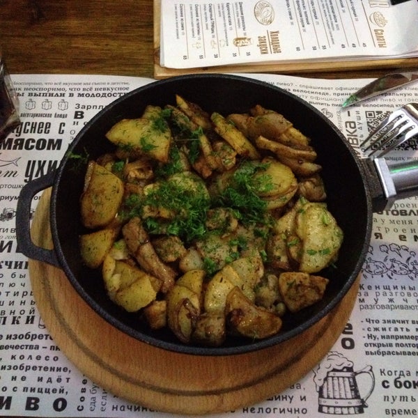 Сковородка ассорти - мяса не на много меньше чем картошки!) все с зеленью, очень вкусно!