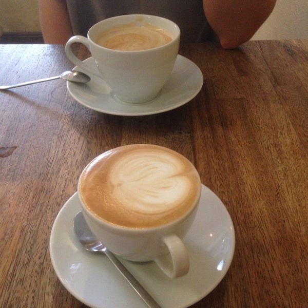 Foto tomada en Latte Cafe  por Nooa S. el 9/19/2015