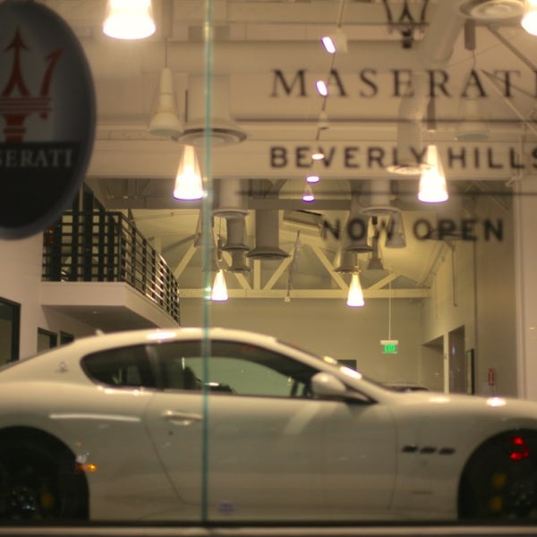 Foto scattata a McLaren Auto Gallery Beverly Hills da 김물만바롸기 휴. il 10/27/2014