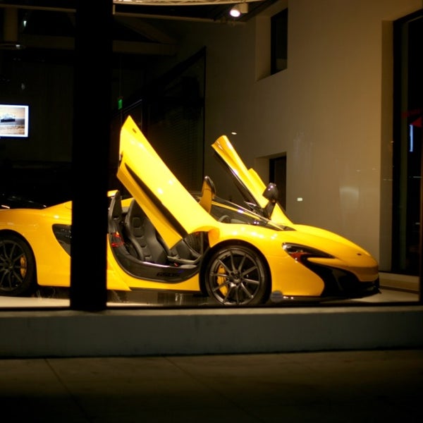 Foto scattata a McLaren Auto Gallery Beverly Hills da 김물만바롸기 휴. il 10/27/2014