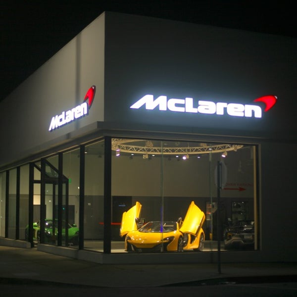 Das Foto wurde bei McLaren Auto Gallery Beverly Hills von 김물만바롸기 휴. am 10/27/2014 aufgenommen
