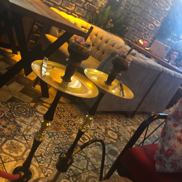 Das Foto wurde bei Şahmaran Cafe von Deniz Y. am 9/24/2019 aufgenommen