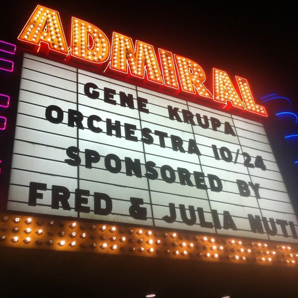 Foto tirada no(a) Admiral Theatre por Nate M. em 10/25/2014