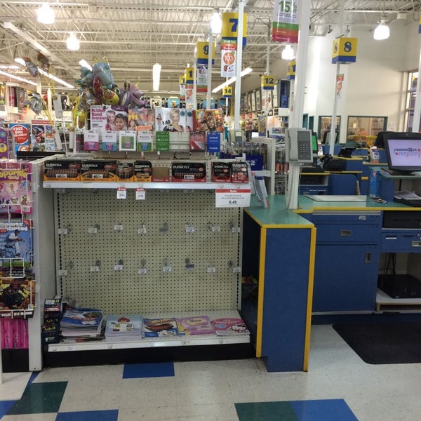 Photo taken at Toys"R"Us by DJ FRESH KICKZ on 6/4/2014