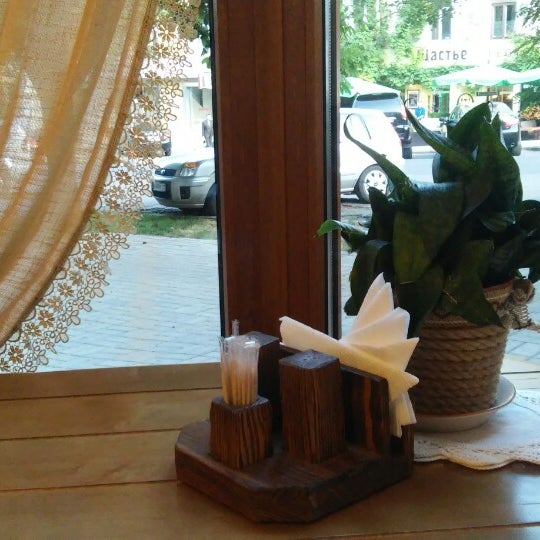 Романтичний столик біля вікна
