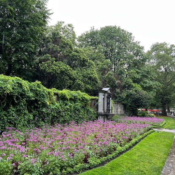 Foto diambil di Victoria Embankment Gardens oleh tankboy pada 7/8/2023