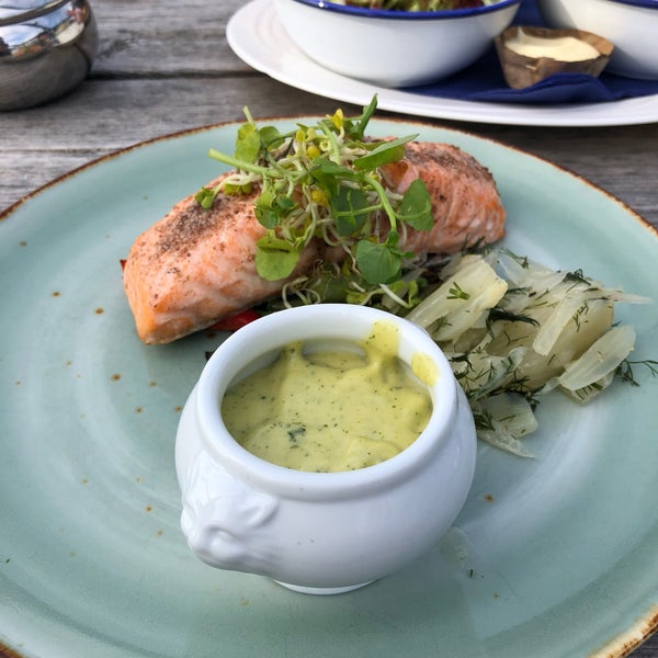 De zalm was echt heerlijk, vriendelijke bediening.