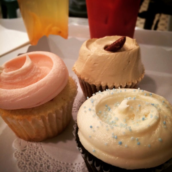 Photo taken at Magnolia Bakery by 由良 on 11/30/2015