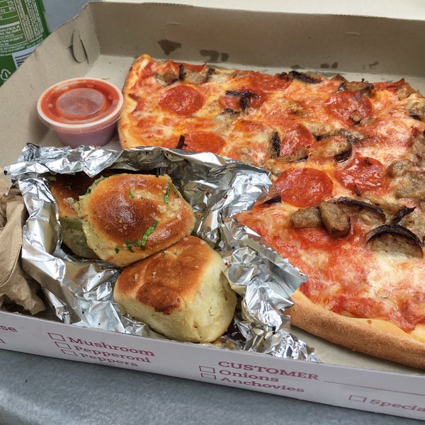 7/13/2016 tarihinde Rick N.ziyaretçi tarafından Previti Pizza'de çekilen fotoğraf
