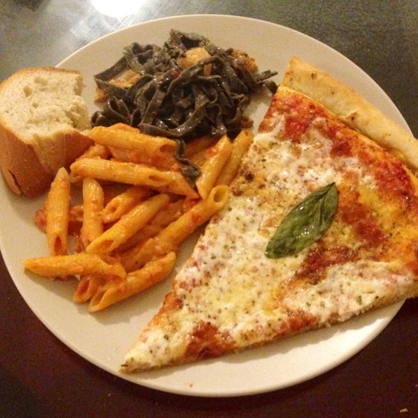 รูปภาพถ่ายที่ Louie&#39;s Pizzeria and Restaurant โดย Rick N. เมื่อ 6/21/2014