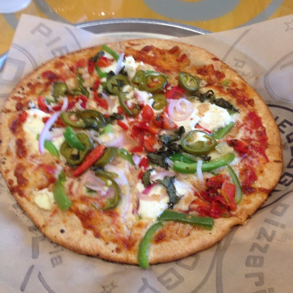 7/19/2015에 Naren님이 Pieology Pizzeria에서 찍은 사진