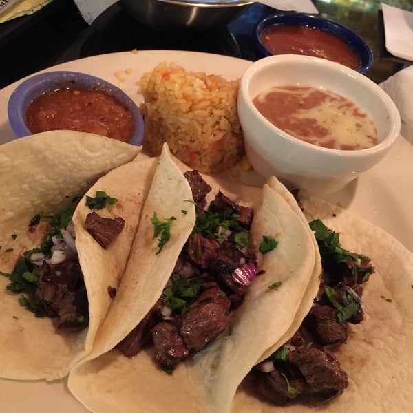 Foto tirada no(a) La Parrilla Mexican Restaurant por Allen R. em 1/17/2015