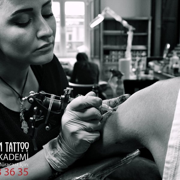 Foto scattata a Dragon Tattoo Piercing &amp; Permanent Make Up Supply / Studio da Dragon Tattoo Piercing &amp; Permanent Make Up Supply / Studio il 12/2/2014