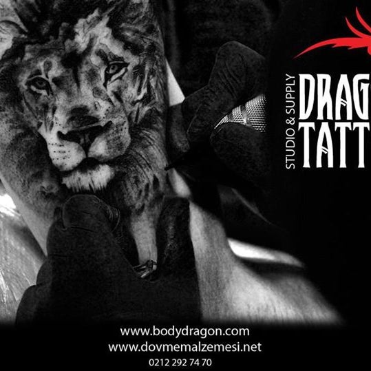 12/2/2014 tarihinde Dragon Tattoo Piercing &amp; Permanent Make Up Supply / Studioziyaretçi tarafından Dragon Tattoo Piercing &amp; Permanent Make Up Supply / Studio'de çekilen fotoğraf
