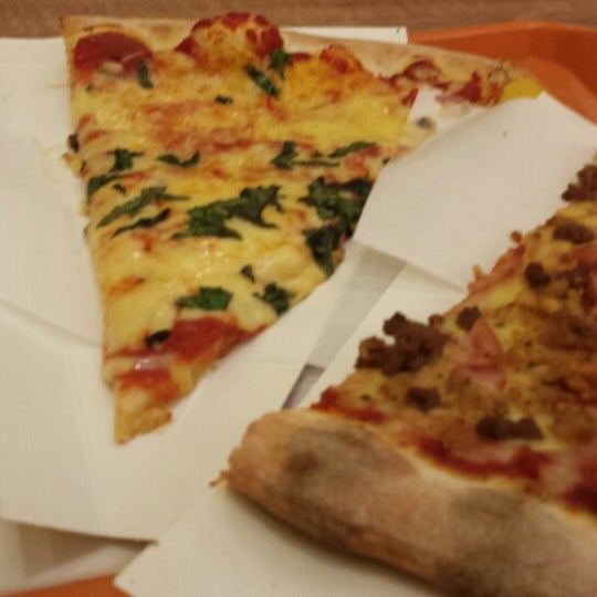 Foto scattata a The Manhattan Pizza Company da Cheong Woon Y. il 5/24/2013
