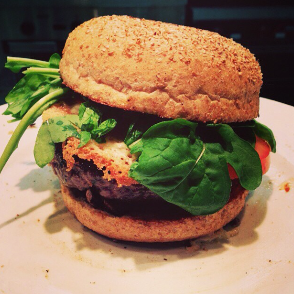 12/2/2014 tarihinde Haus Burger Barziyaretçi tarafından Haus Burger Bar'de çekilen fotoğraf