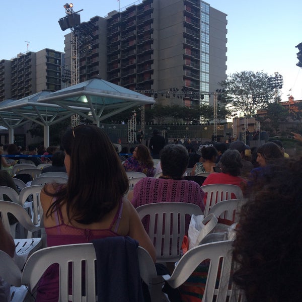 Foto tirada no(a) Grand Performances por Maria Inês c. em 8/8/2015