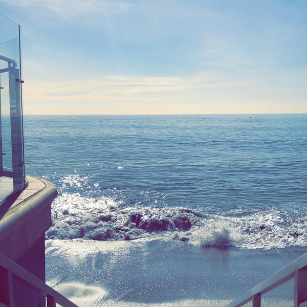 รูปภาพถ่ายที่ Malibu Beach Inn โดย Mshari เมื่อ 1/18/2018