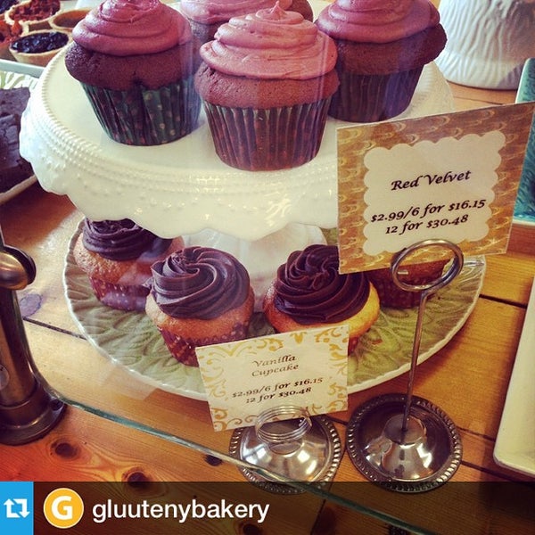 รูปภาพถ่ายที่ Gluuteny Bakery โดย EatLocal S. เมื่อ 1/22/2015