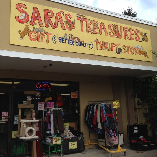 Foto diambil di S.A.R.A.&#39;s Treasures Gift &amp; Thrift Store oleh Cara M. pada 5/17/2013